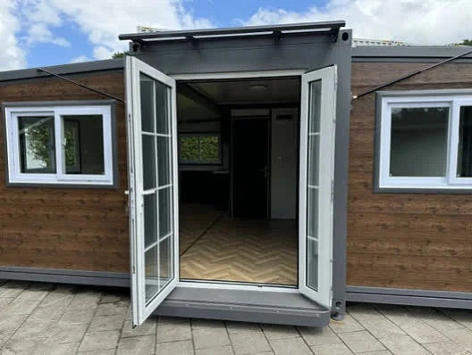 Contenedor móvil Tiny House con dos dormitorios y cocina 2024
